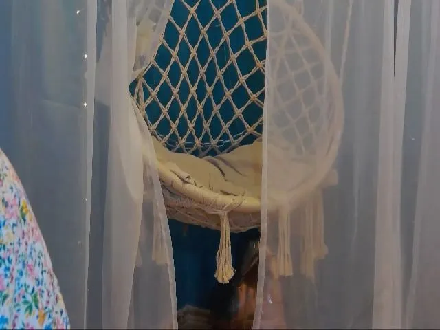 Live sex webcam photo for AyleenRosie #255250567