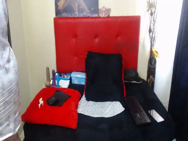 Live sex webcam photo for Crazyqueen01 #253094031