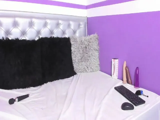 Live sex webcam photo for Violet21_ #263430916