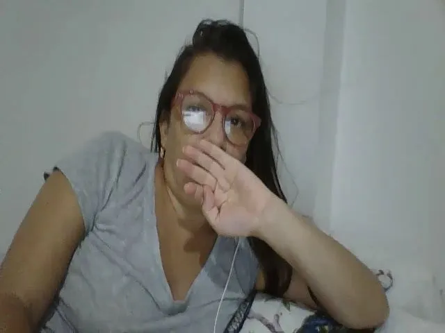 Live sex webcam photo for SweetLola01 #253001069