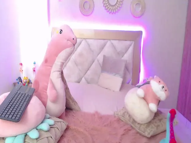 Live sex webcam photo for Sophie_pink18 #256277393