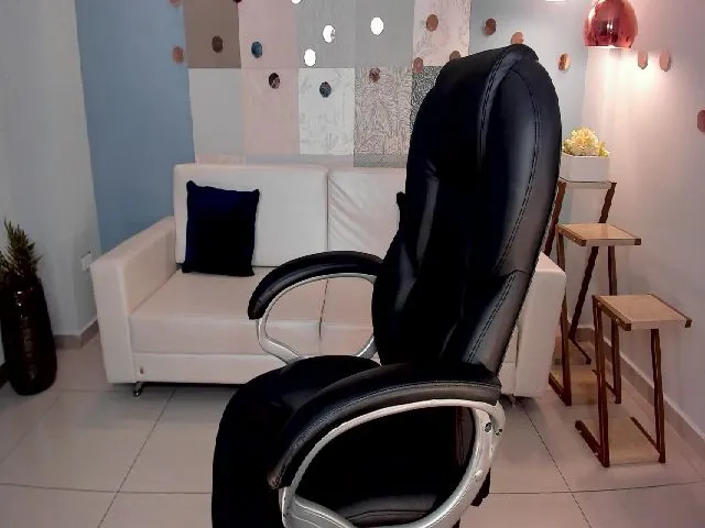 Live sex webcam photo for MaggieBrown_ #265522745