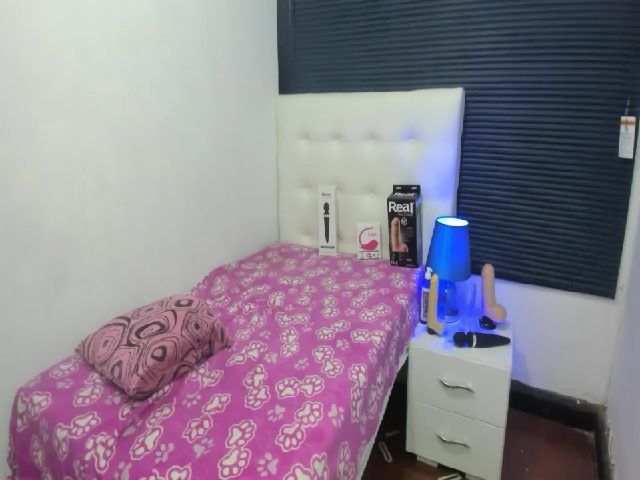 Live sex webcam photo for sexyfox_18 #254962686