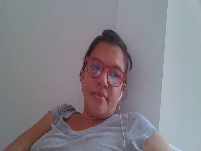 Live sex webcam photo for SweetLola01 #258868416