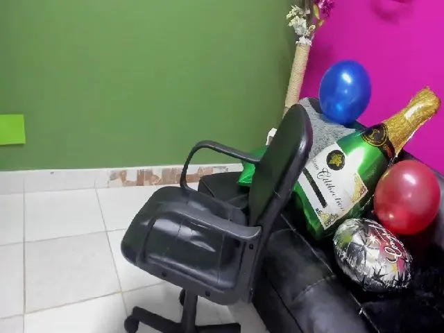 Live sex webcam photo for Mileypink #256255806