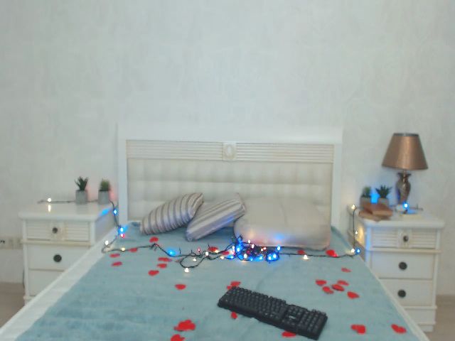 Live sex webcam photo for MollyDiamond1 #254189913