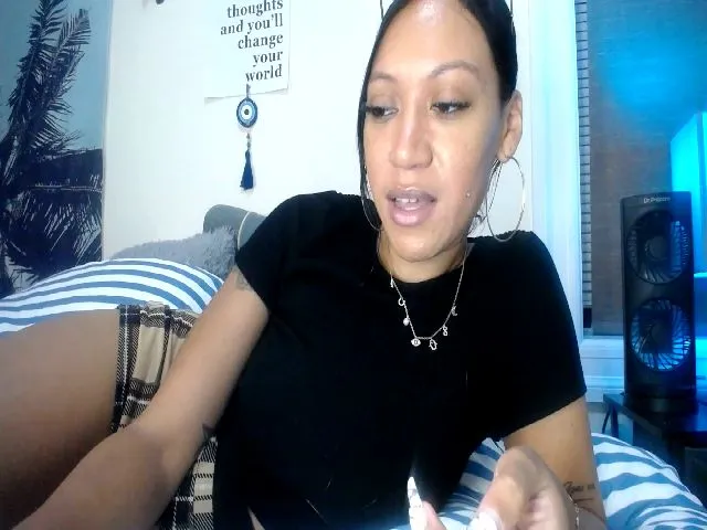 Live sex webcam photo for Slimmamiijen #257925855