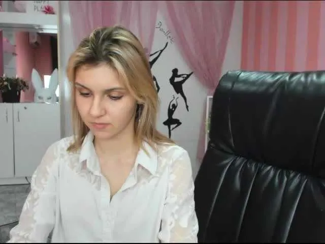 Live sex webcam photo for SexyyFoxyy #240962342