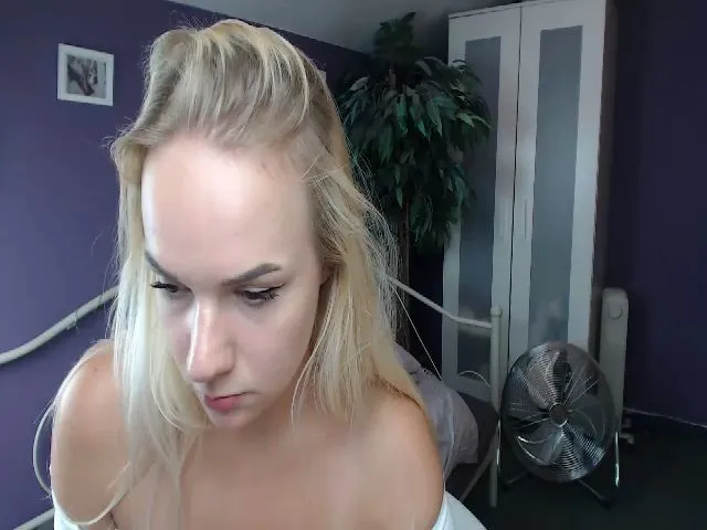 Live sex webcam photo for JoanQueen #264299851