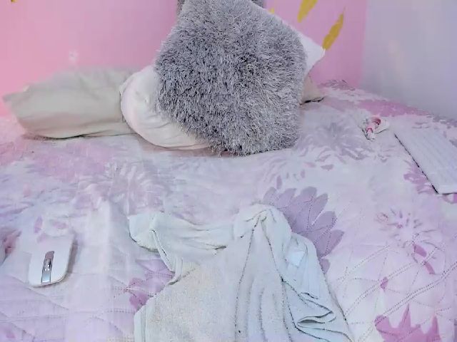 Live sex webcam photo for Roseann__ #254808774