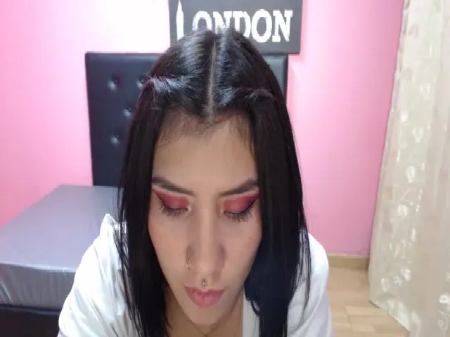 Live sex webcam photo for Emmaafox #252685569