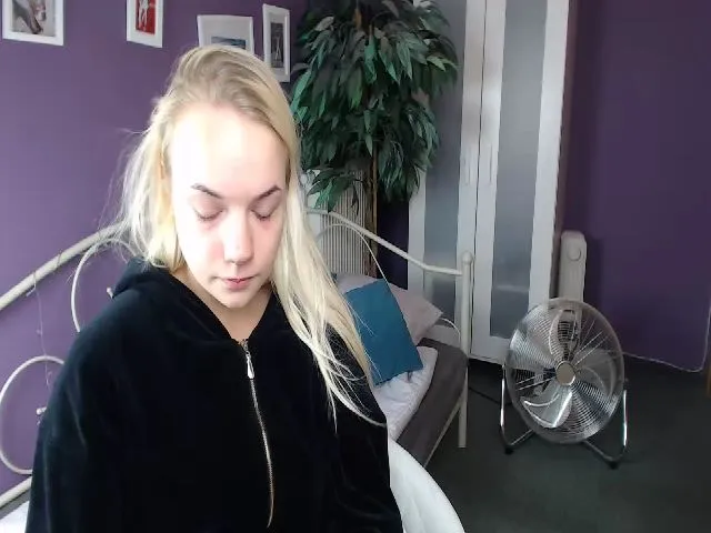 Live sex webcam photo for JoanQueen #265468425
