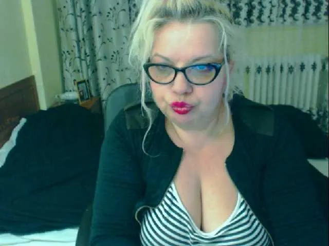 Live sex webcam photo for SonyaHotMilf #287962133