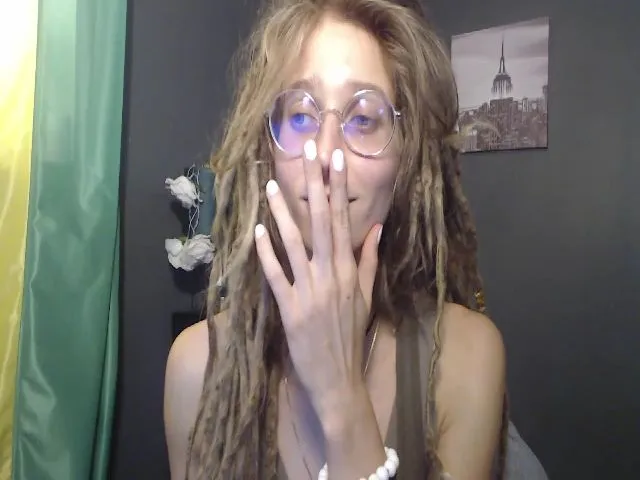 Live sex webcam photo for KINKYkeira #260023239