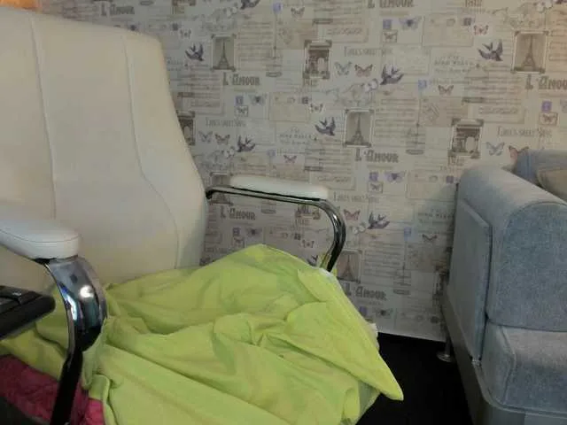 Live sex webcam photo for KriztalJessik #241134745