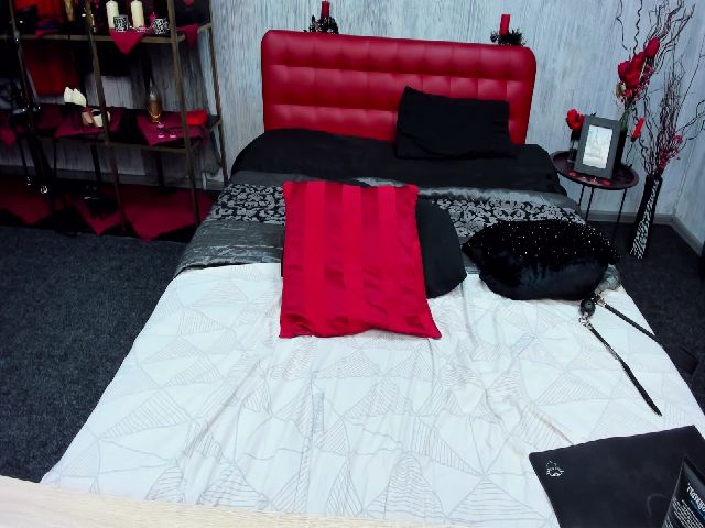 Live sex webcam photo for MeaMeloneX #265193720