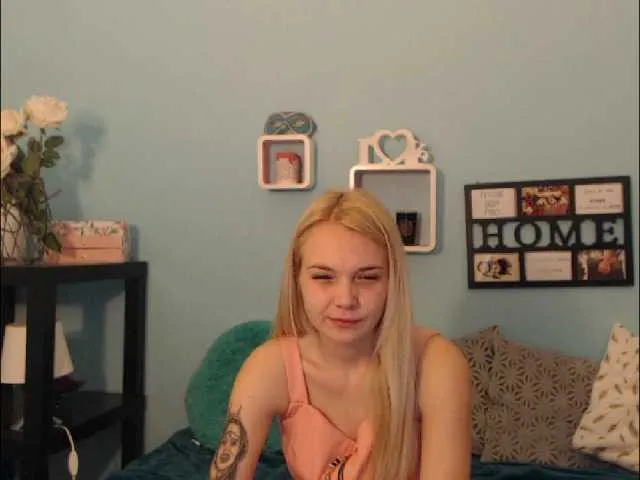 Live sex webcam photo for AnnaHappy18 #241334423