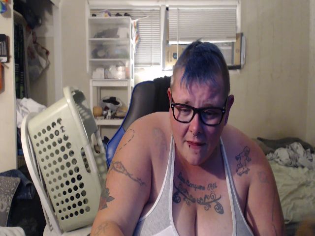 Live sex webcam photo for PunkChick420 #256231352