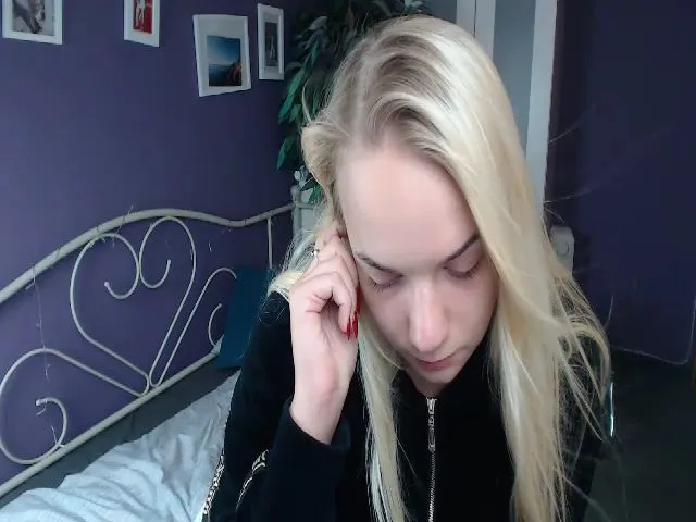 Live sex webcam photo for JoanQueen #265471908