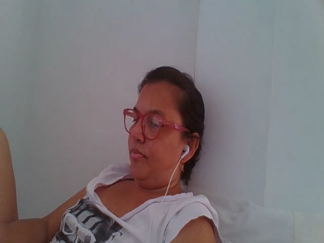 Live sex webcam photo for SweetLola01 #262263421