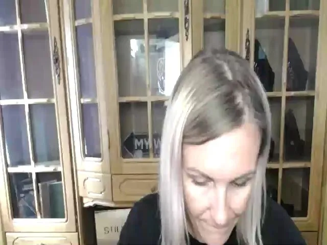 Live sex webcam photo for MiliEsiens #263568309