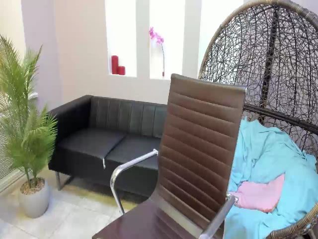 Live sex webcam photo for StunningKelly #256349286