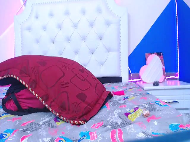 Live sex webcam photo for CrystalJoness #261657666