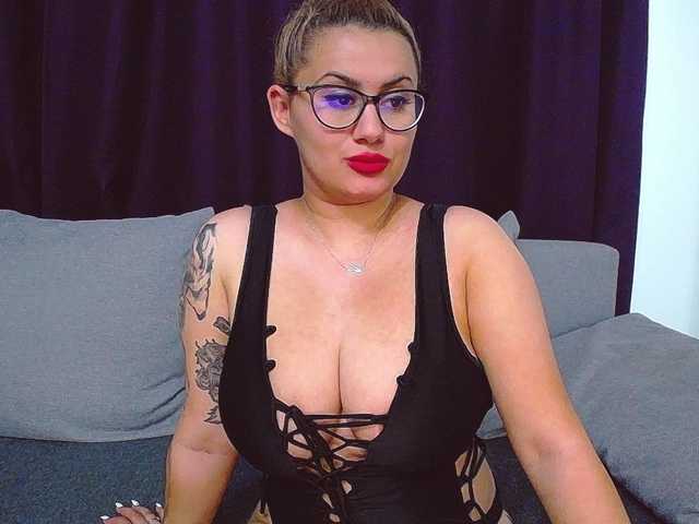 Live sex webcam photo for O-Queen #247368590