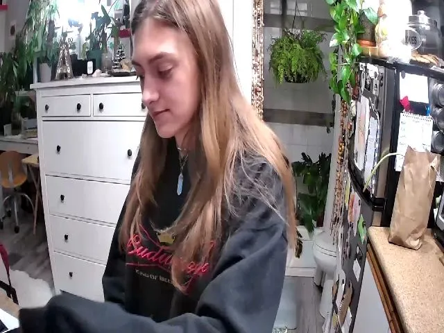 Live sex webcam photo for Sexylexi211 #256140173