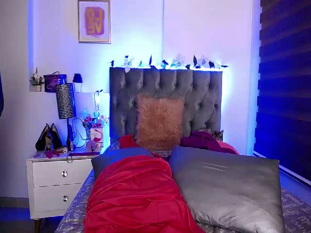 Live sex webcam photo for Cristal_19 #255300804