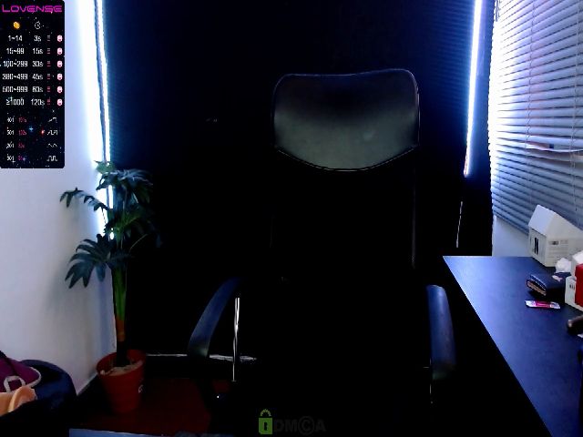 Live sex webcam photo for victoria_lee2 #264345077