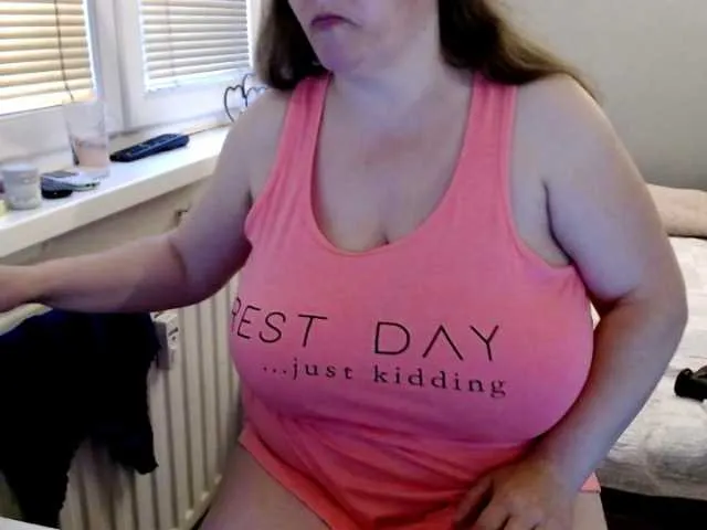 Live sex webcam photo for Bessy123 #245225714