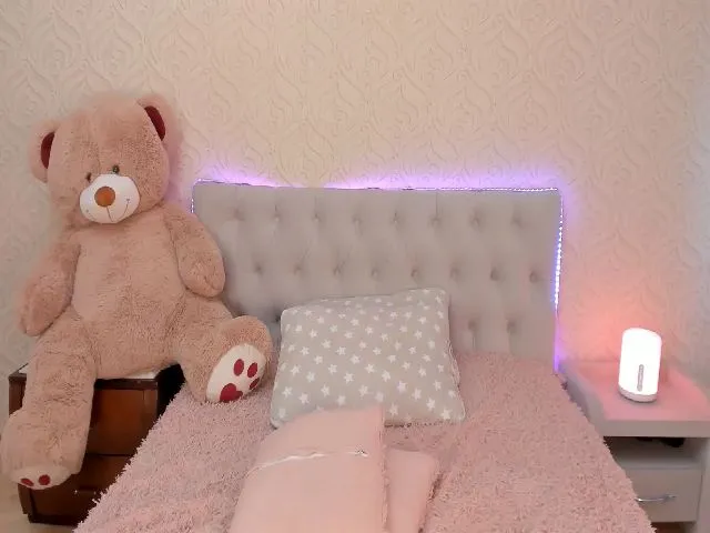 Live sex webcam photo for LoriLeen #263668285