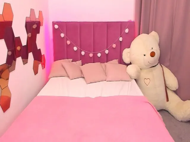 Live sex webcam photo for RedCat18 #254783065
