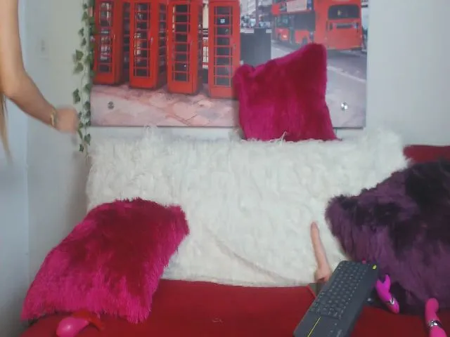 Live sex webcam photo for Emiliarain #257889782
