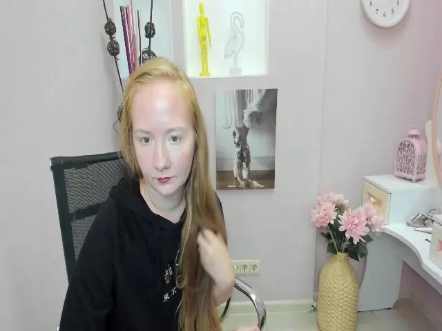 Live sex webcam photo for StunningKelly #254740074