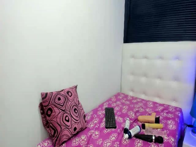 Live sex webcam photo for sexyfox_18 #262464717