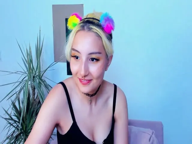 Live sex webcam photo for KarenIo #253172731