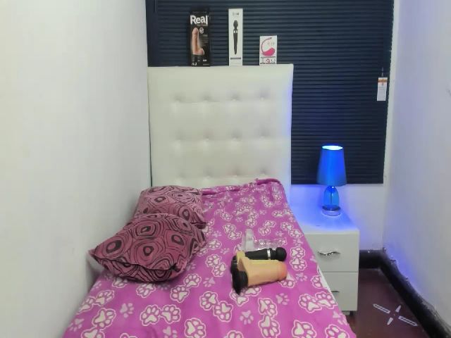 Live sex webcam photo for sexyfox_18 #253363326