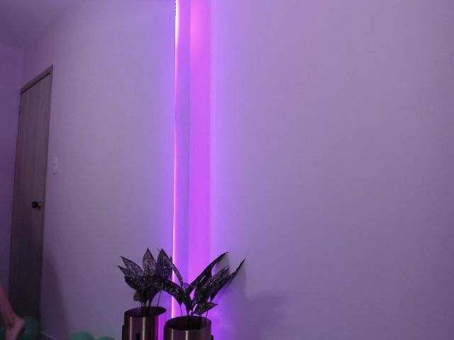 Live sex webcam photo for Sweet__Teen #252402096