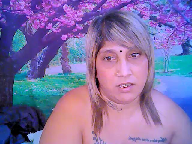 Live sex webcam photo for Roxyfoxy69 #264197104