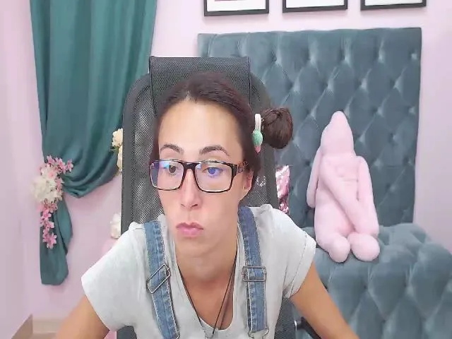Live sex webcam photo for amyjune01 #260847524