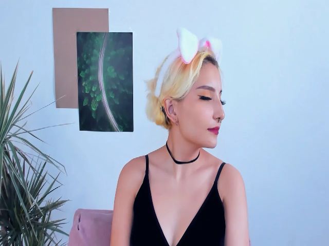 Live sex webcam photo for KarenIo #252459719