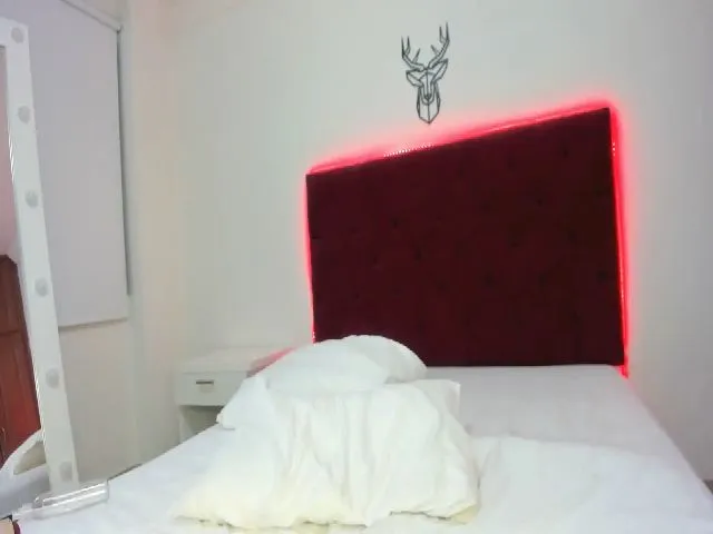 Live sex webcam photo for LittleRed2u #263488178