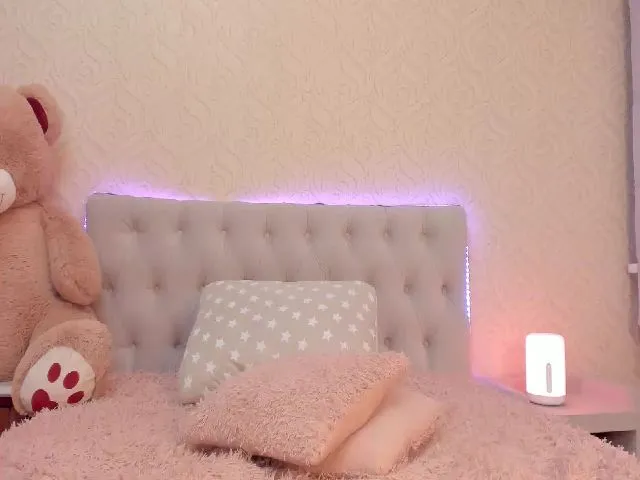 Live sex webcam photo for LoriLeen #261465663