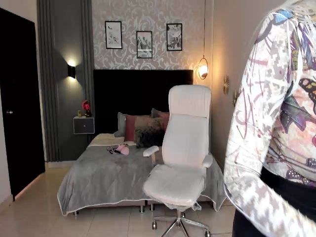 Live sex webcam photo for MarieBass #264435670