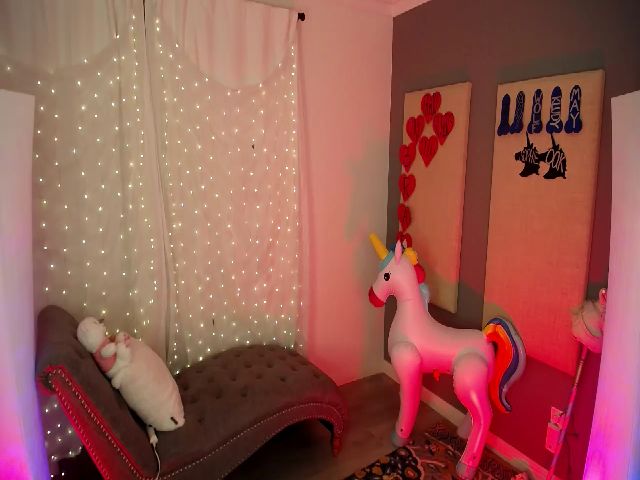 Live sex webcam photo for MightyEmelia #265309151