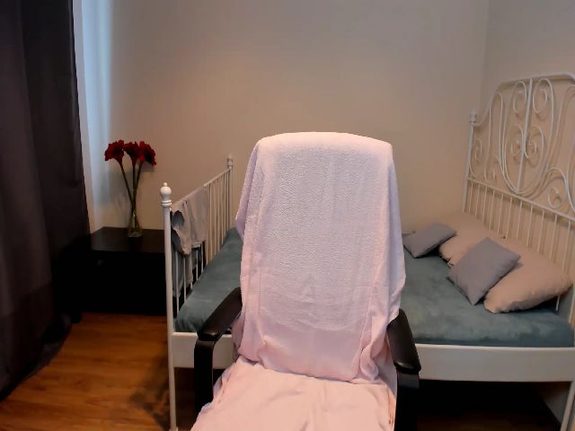 Live sex webcam photo for O1iv1a #257673099