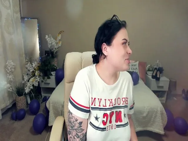 Live sex webcam photo for SerahMirabeli #253492430