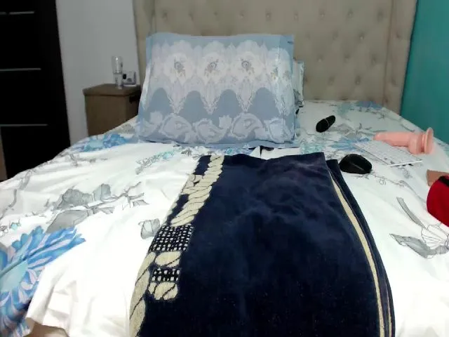 Live sex webcam photo for LEXY_SUN #254910768